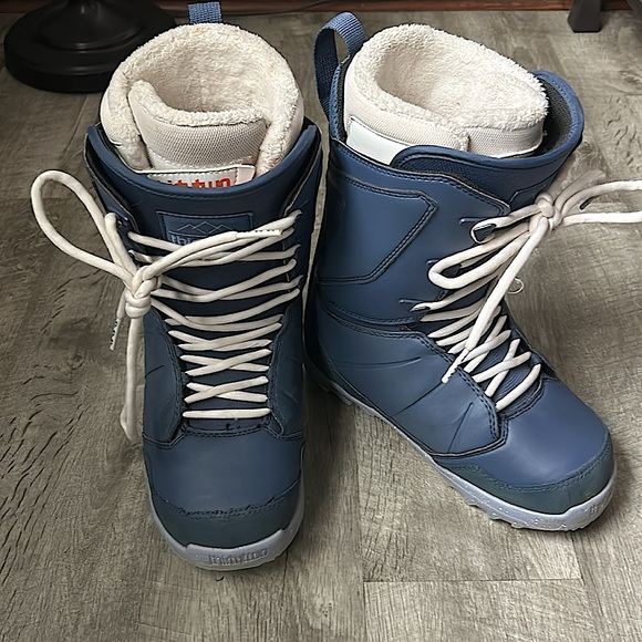 ThirtyTwo Snowboarding Boots - Picture 2 of 5
